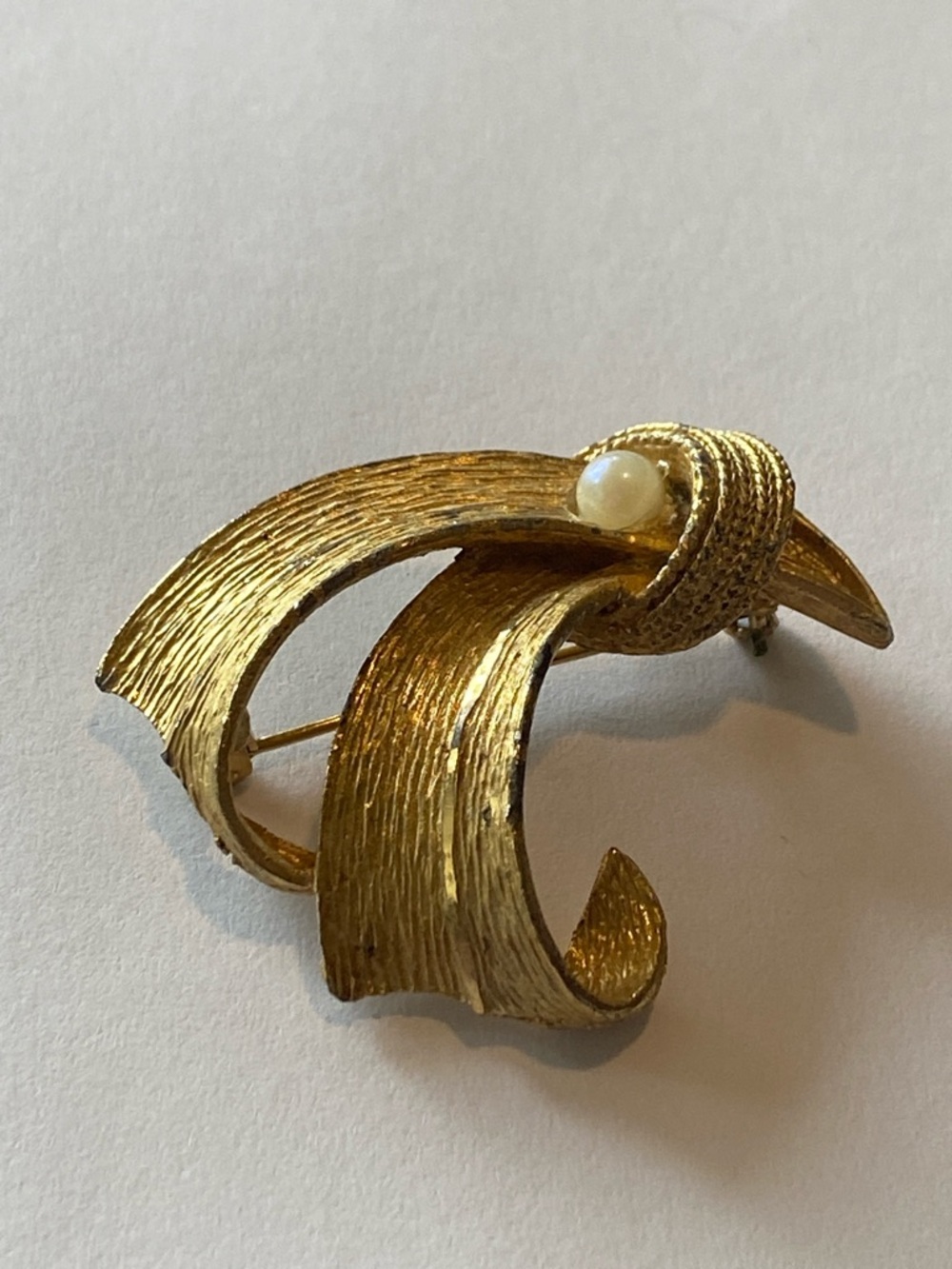 BSK Gold-Tone Ribbon Brooch with Pearl Accent - Women's Jewelry